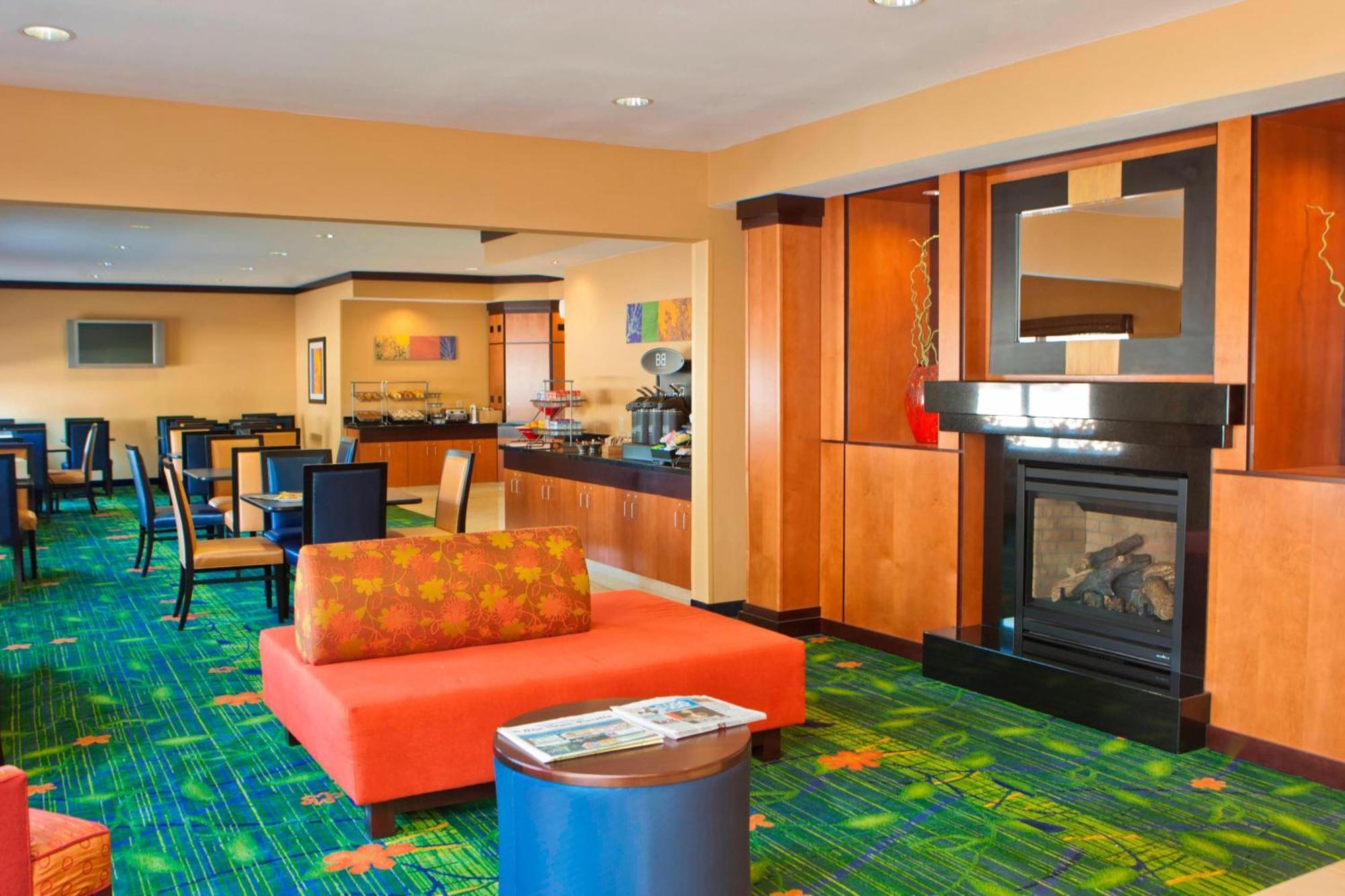 Fairfield Inn & Suites By Marriott Champaign Restoran fotoğraf